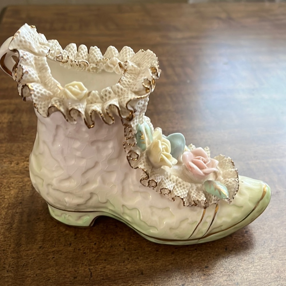 VTG Victorian Shoe, figurine, made in Japan.